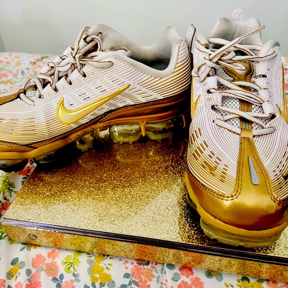 Nike Air Vapormax 360 white Metallic Gold Women’s 10.5 used- great condition.